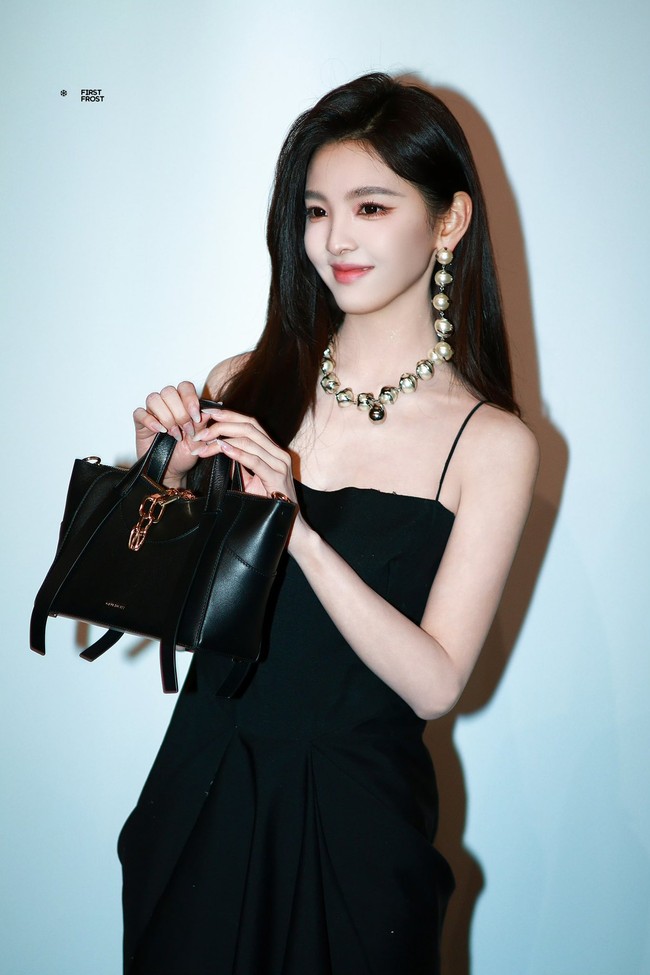 Sebelumnya Zhang Ruonan dikenal dengan gaya polos dan manis. Pemain serial ’The First Forst’ tersebut bahkan diberi julukan cinta pertama bangsa dan dewi muda. Foto: Weibo