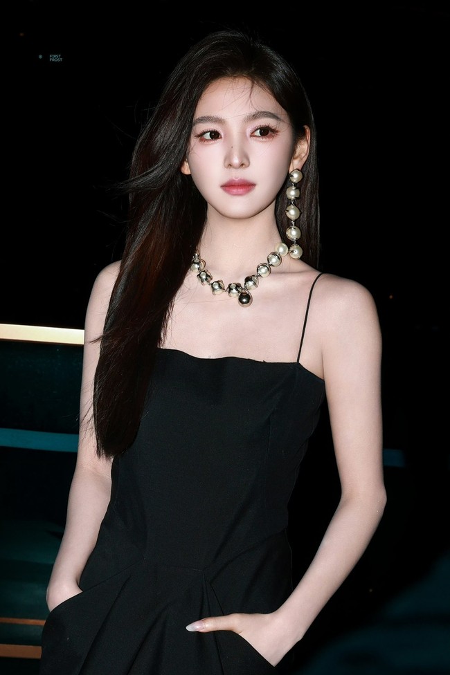 Aktris China Zhang Ruonan jadi perbincangan hangat setelah menghadiri fashion show Givenchy untuk Musim Semi/Musim Panas 2026. Zhang dinilai tampil ‘glow up’ dari citra lamanya. Foto: Weibo