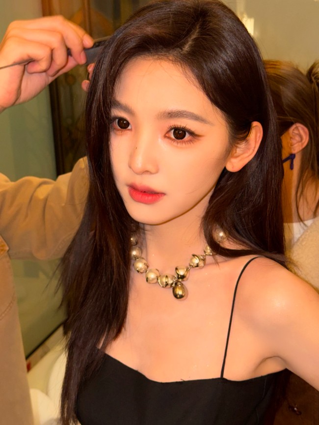 Tampil dengan dress hitam dan rambut lurus, banyak orang menilai Zhang ‘glow up’ dengan imej yang lebih glamour.  Foto: Weibo