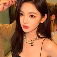 Tampil dengan dress hitam dan rambut lurus, banyak orang menilai Zhang ‘glow up’ dengan imej yang lebih glamour.  Foto: Weibo