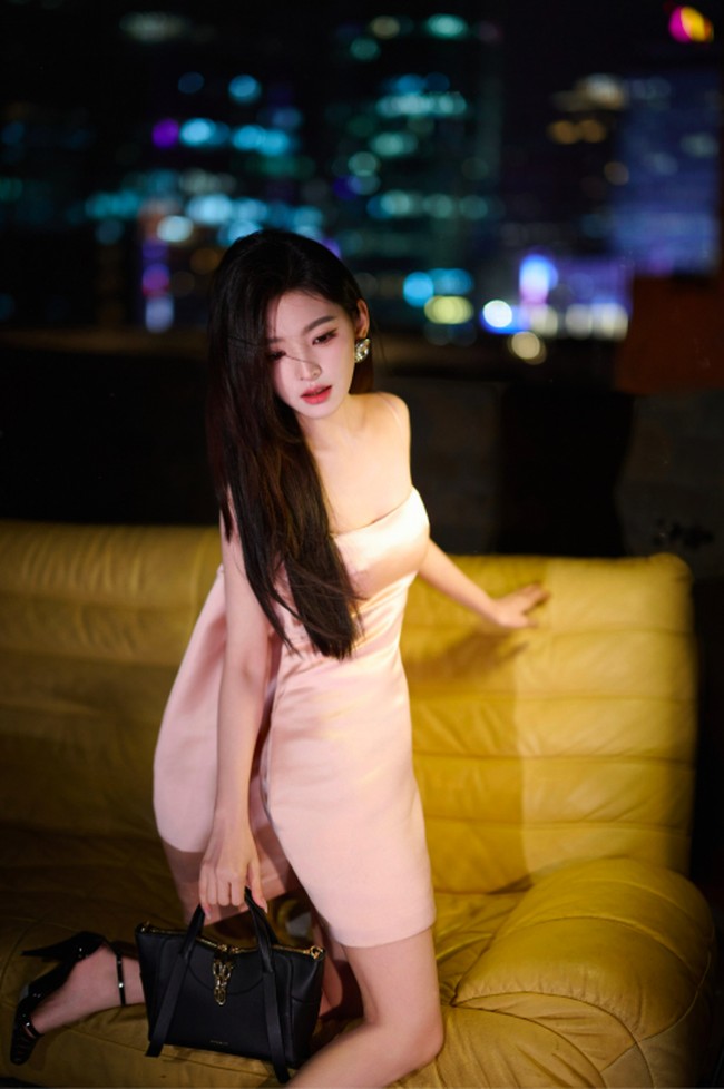 Setahun terakhir, Zhang Rounan memang kerap mengubah gayanya jadi lebih dewasa. Dilansir Kbizoom, wanita 29 tahun tersebut mulai menerapkan gaya ‘pewaris Eropa’ daripada menonjolkan sisi lugunya. Foto: Weibo