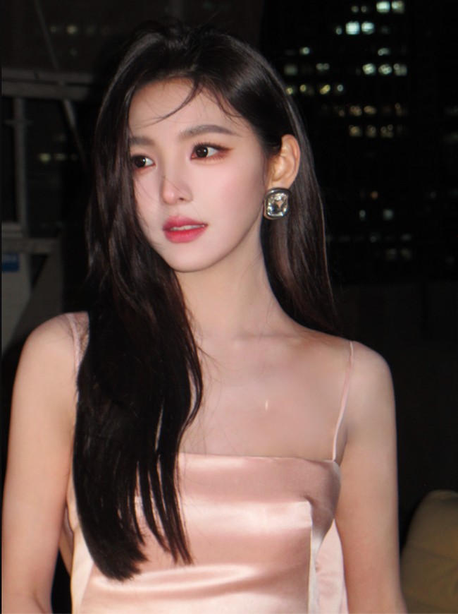 Riasan wajahnya yang lebih simple namun flawless juga menambah kesan dewasa pada Zhang Rounan. Foto: Weibo