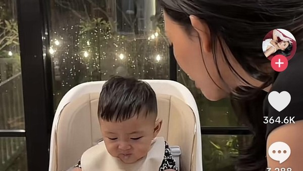 Aksi Rachel Vennya Masak Menu MPASI Pertama untuk Anak Erika Carlina