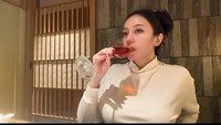 Amanda Zahra menikmati segala makanan di Jepang. (Foto: dok Instagram aamandazahra)