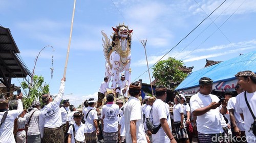 Arak-arakan palebon Jro Mangku Gede Pura Payogan Agung Ketewel I Nyoman Widiana menggunakan petulangan singa putih, Sabtu (31/1/2026). (Foto: Aryo Mahendro/detikBali)