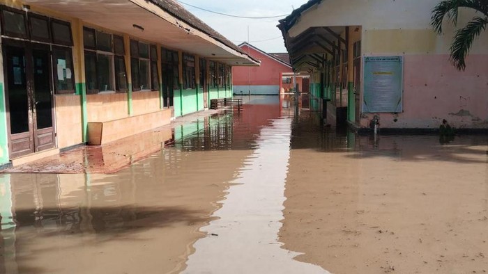 Sebuah sekolah di Jember terpaksa diliburkan akibat bagunan sekolahnya terendam banjir