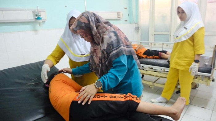 Bupati Siak Afni Zulkifli saat mendampingi korban untuk dapat penanganan medis. (Dok Istimewa)