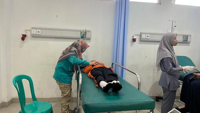 Bupati Siak Afni Zulkifli saat mendampingi korban untuk dapat penanganan medis. (Dok Istimewa)