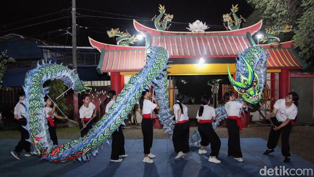 Dentum tambur menggema dari Kelenteng Tjo Su Bio, Tangerang, saat pemuda lintas budaya berlatih barongsai jelang Imlek. Tradisi dirawat di tengah kota.