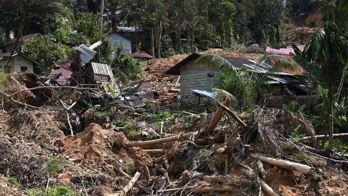Foto udara kondisi permukiman rusak dan terisolir di Desa Sigiring-Giring, Kecamatan Tukka, Tapanuli Tengah, Sumatera Utara, Jumat (30/1/2026). Dua bulan pascabencana banjir bandang dan tanah longsor, masih ada empat desa di Kecamatan Tukka, Tapanuli Tengah yang terisolir yakni Desa Sigiring-Giring, Sait Kalangan II, Saur Manggita, dan Aek Bontar. ANTARA FOTO/Indrianto Eko Suwarso/rwa.