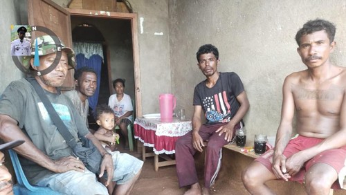 Dua nelayan asal Sikka, NTT, ditemukan selamat setelah dilaporkan hilang selama tujuh hari. Mereka bertahan hidup dengan minum air hujan di tengah laut.