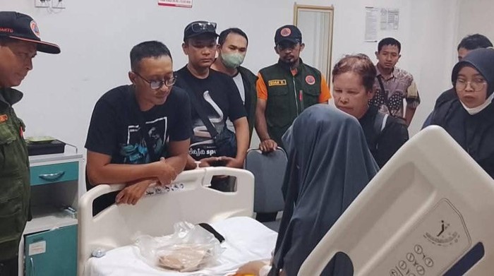 Exalos Indonesia dan BPBD Sukoharjo saat menjenguk remaja yang digigit ular kobra, di RSUD Ir. Soekarno, Jumat (30/1/2026).