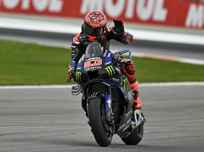 Monster Energy Yamaha MotoGP teams French MotoGP rider Fabio Quartararo reacts at the end of the sprint race ahead of the MotoGP Valencia Grand Prix at the Ricardo Tormo racetrack in Cheste on November 15, 2025. (Photo by JOSE JORDAN / AFP)