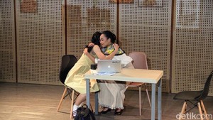 Pementasan “Jemari Kecil” menjadi ruang edukasi dan ekspresi budaya tuli sekaligus mendorong kesadaran aksesibilitas seni pertunjukan. 