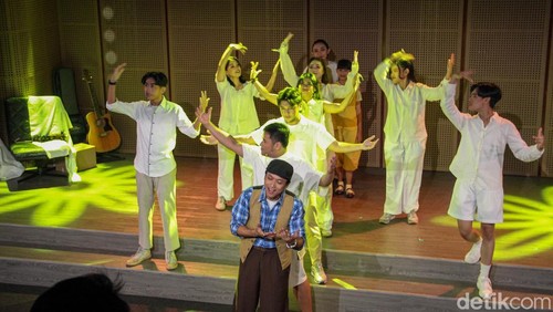 Para pemain tuli menampilkan pertunjukan teater “Jemari Kecil” di Galeri Indonesia Kaya, Jakarta Pusat, Sabtu (31/1/2026).