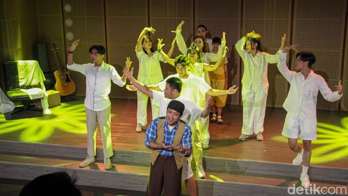 Para pemain tuli menampilkan pertunjukan teater “Jemari Kecil” di Galeri Indonesia Kaya, Jakarta Pusat, Sabtu (31/1/2026).