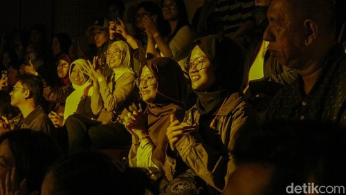 Para pemain tuli menampilkan pertunjukan teater “Jemari Kecil” di Galeri Indonesia Kaya, Jakarta Pusat, Sabtu (31/1/2026).