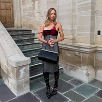 Usai sesi photocall, Robbie langsung berganti busana untuk sebuah sesi wawancara. Ia mengganti sepatu bermotif kulit ular dengan gaun berlapis bernuansa nightie rancangan Markgong, yang menampilkan detail bra bertumpuk dan lapisan luar transparan. Ia menambahkan pita-pita merah muda pada rambutnya yang ditata berantakan, serta sepatu bot kulit tinggi selutut dengan detail sobekan untuk sentuhan edgy. (Foto: Instagram/@andrewmukamal)