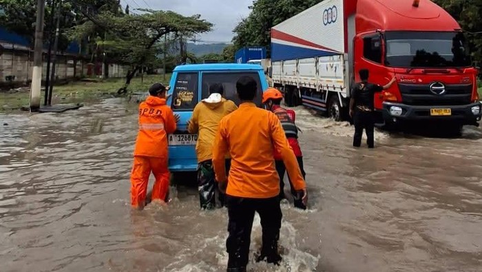 Cilegon Banjir, Jalan Arah Anyer Sempat Tak Bisa Dilalui Kendaraan