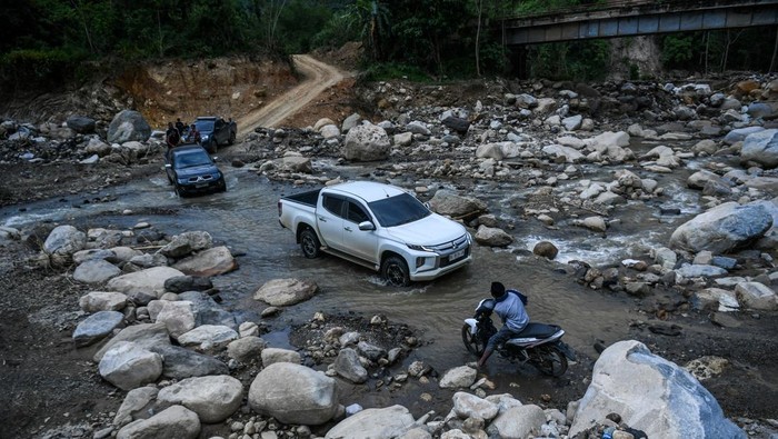 Kendaraan melintas di jalur darurat menuju Kecamatan Pining, Kabupaten Gayo Lues, Aceh, Jumat (30/1/2026). Akses menuju dua desa yang masih terisolasi di Kabupaten Gayo Lues sudah dapat di akses namun masih terdapat banyak material longsor yang menutupi badan jalan di sejumlah titik. ANTARA FOTO/Raisan Al Farisi/rwa.