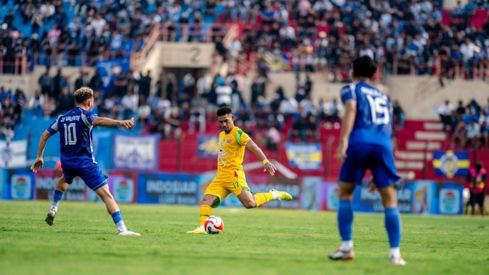Pemain Persebaya Jefferson Silva saat debut menghadapi PSIM Yogya