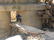 Jembatan Kayu Darurat Jadi Nadi Akses Warga Desa Terisolir di Gayo Lues