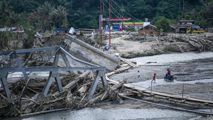 Kondisi jembatan putus menuju Kecamatan Pining, Kabupaten Gayo Lues, Aceh, Jumat (30/1/2026). Sebanyak dua jembatan menuju dua desa yang masih terisolasi mengalami kerusakan berat akibat bencana banjir bandang dan longsor yang terjadi pada akhir November 2025 lalu. ANTARA FOTO/Raisan Al Farisi/rwa.