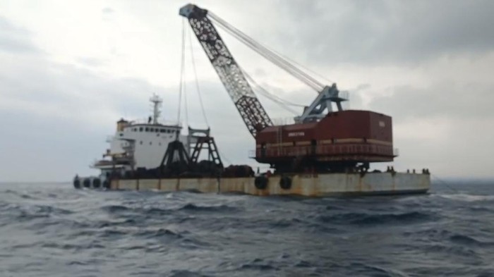 Kapal tongkang dilengkapi crane parkir di selat bali diduga bersiap hendak mengangkat bangkai KMP Tunu Pratama Jaya.