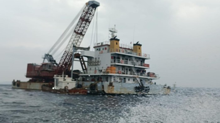 Kapal tongkang dilengkapi crane parkir di selat bali diduga bersiap hendak mengangkat bangkai KMP Tunu Pratama Jaya.