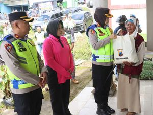 Polres PurbaIingga Salurkan Bantuan ke Warga Terdampak Banjir di Karangreja