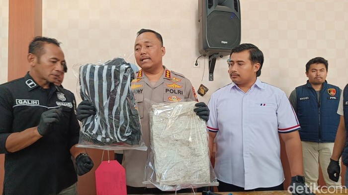 Kapolresta Cilacap, Kombes Budi Adhy Buono memberikan keterangan kepada wartawan, Sabtu (31/1/2026).