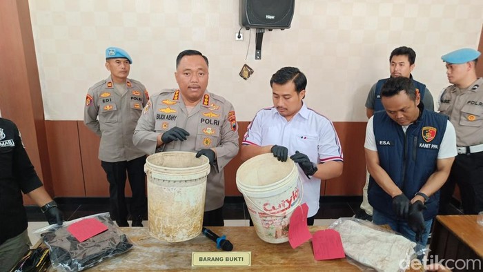Kapolresta Cilacap, Kombes Budi Adhy Buono menunjukkan barang bukti ember yang digunakan untuk membunuh bocah perempuan di Mapolresta Cilacap, Sabtu (31/1/2026).