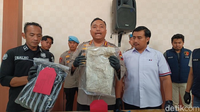 Kapolresta Cilacap, Kombes Budi Adhy Buono menunjukkan barang bukti karung untuk membungkus jasad korban pembunuhan bocah perempuan.
