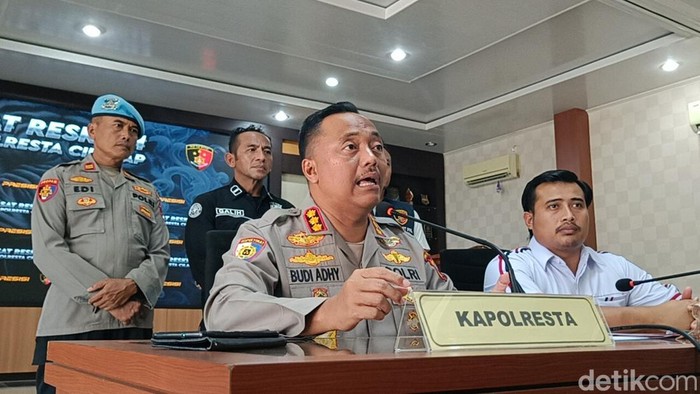 Kapolresta Cilacap Kombes Budi Adhy Buono saat ungkap kasus penemuan mayat balita di Mapolresta Cilacap, Sabtu (31/1/2026).