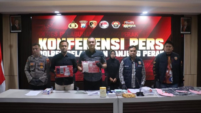 Kasat Resnarkoba Polres Pelabuhan Tanjung Perak AKP Adik Agus Putrawan saat jumpa pers