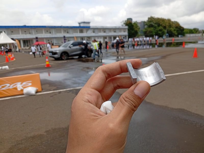 Komponen Lepas L8 yang copot saat test drive di Sirkuit Indonesia Safety Driving Centre (ISDC) di Pusdik Lantas Lemdiklat Polri Serpong, Tangerang Selatan (29/1/2026)