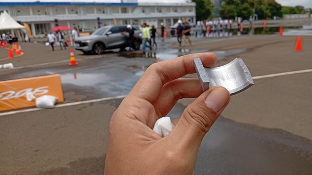 Komponen Lepas L8 yang copot saat test drive di Sirkuit Indonesia Safety Driving Centre (ISDC) di Pusdik Lantas Lemdiklat Polri Serpong, Tangerang Selatan (29/1/2026)