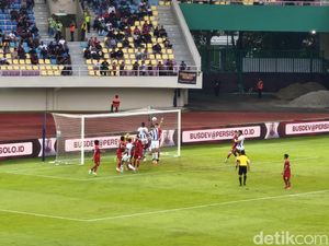 Kalahkan Tuan Rumah Persis Solo, Persib Nyaman di Puncak Klasemen
