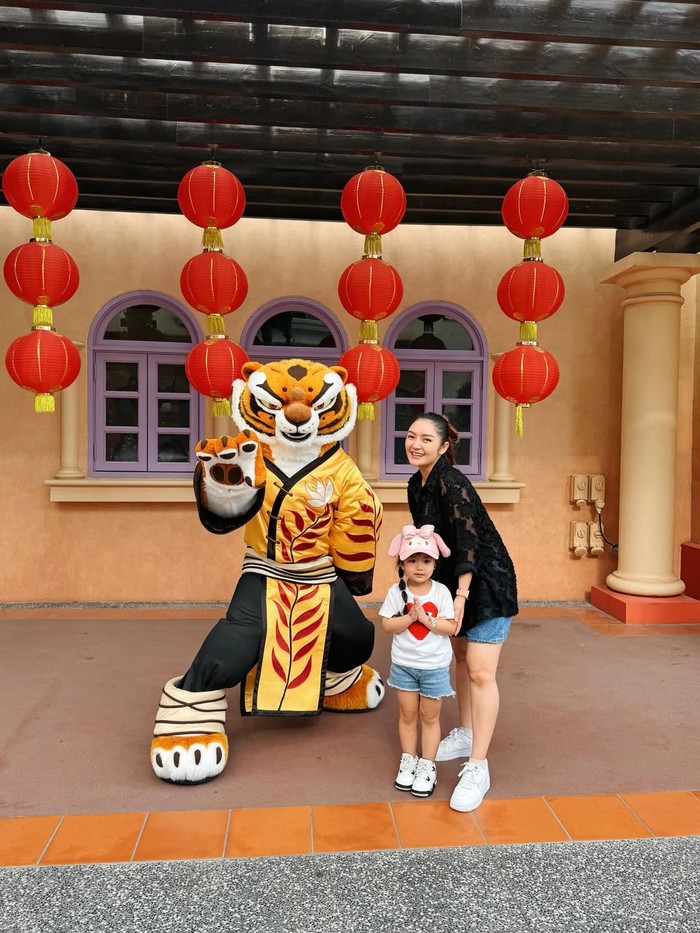 Liburan Keluarga Siti Badriah ke Universal Studio Singapura
