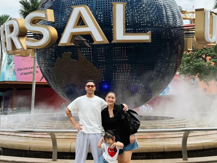Foto Liburan Keluarga Siti Badriah di Universal Studio Singapura
