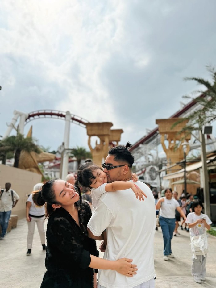 Liburan Keluarga Siti Badriah ke Universal Studio Singapura