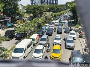 Tak Ada Libur buat Macet di Pasteur