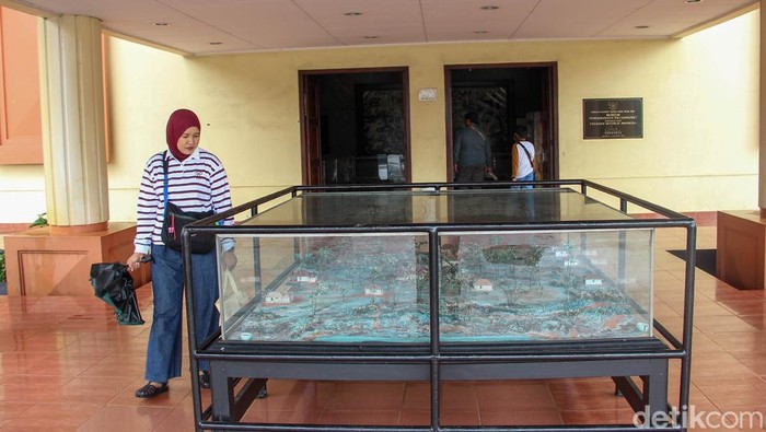 Pengunjung berjalan memasuki kawasan Monumen Pancasila Sakti, Jakarta Timur, Sabtu (31/1/2026). Monumen ini menjadi salah satu tujuan wisata sejarah di ibu kota.