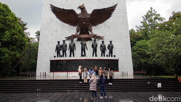 Pengunjung berjalan memasuki kawasan Monumen Pancasila Sakti, Jakarta Timur, Sabtu (31/1/2026). Monumen ini menjadi salah satu tujuan wisata sejarah di ibu kota.