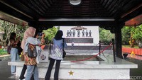 Pengunjung mengamati area sekitar sumur Lubang Buaya yang kini dijadikan bagian dari rangkaian edukasi sejarah nasional. 