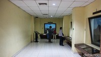 Pengunjung mengamati diorama sejarah di dalam Museum Pengkhianatan PKI yang merekam rangkaian peristiwa sebelum dan sesudah 30 September 1965. 