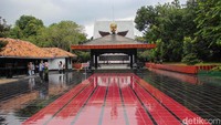 Pengunjung berjalan memasuki kawasan Monumen Pancasila Sakti, Jakarta Timur, Sabtu (31/1/2026). Monumen ini menjadi salah satu tujuan wisata sejarah di ibu kota.