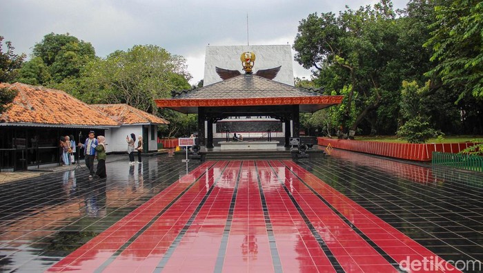 Pengunjung berjalan memasuki kawasan Monumen Pancasila Sakti, Jakarta Timur, Sabtu (31/1/2026). Monumen ini menjadi salah satu tujuan wisata sejarah di ibu kota.