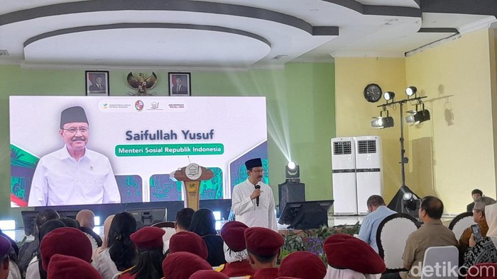 Menteri Sosial Saifullah Yusuf saat mengunjungi Sekolah Rakyat Menengah Pertama (SRMP) 1 Kabupaten Deliserdang, Sumut. (Rechtin Hani Ritonga/detikSumut)