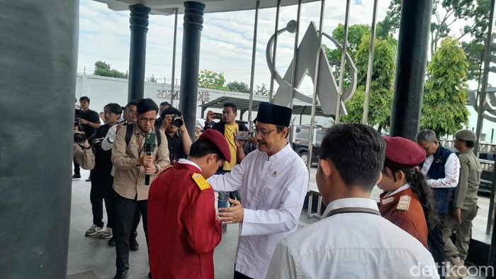 Menteri Sosial Saifullah Yusuf saat mengunjungi Sekolah Rakyat Menengah Pertama (SRMP) 1 Kabupaten Deliserdang, Sumut. (Rechtin Hani Ritonga/detikSumut)